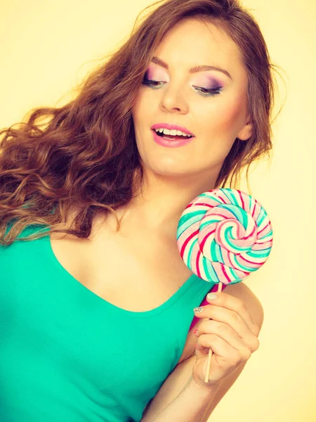 Frau charmantes Mädchen mit Lutscher-Bonbons — Stockfoto