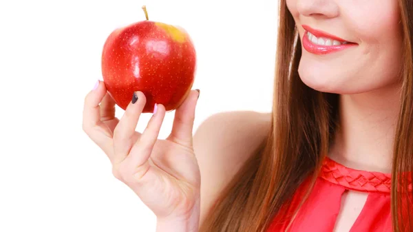 Mujer encantadora chica sostiene fruta de manzana — Foto de Stock