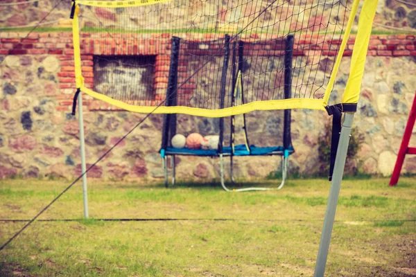 Волейбольна мережа на сільському майданчику, спортивне обладнання за межами — стокове фото