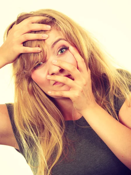 Mujer rubia avergonzada avergonzada con las manos en la cara — Foto de Stock