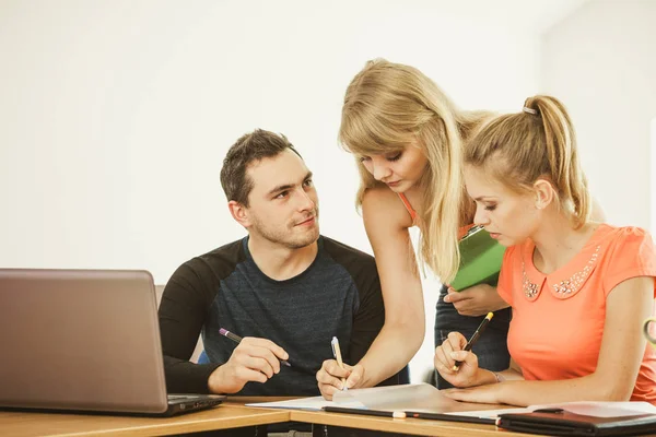 Alunos e professor tutor em sala de aula — Fotografia de Stock