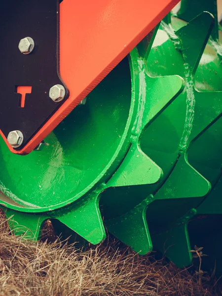 Detaillierte Nahaufnahme landwirtschaftlicher Maschinen mit Scheibeneggen — Stockfoto