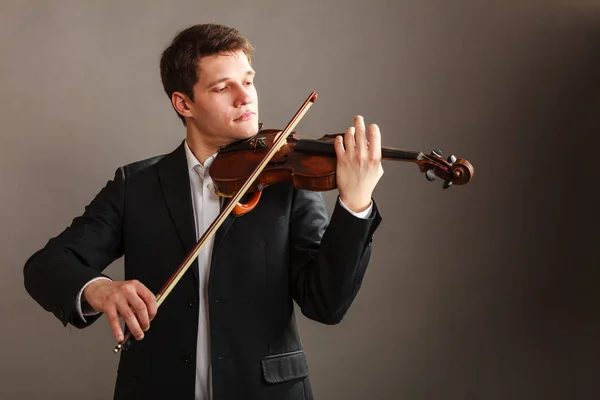 Hombre hombre vestido elegantemente tocando el violín — Foto de Stock