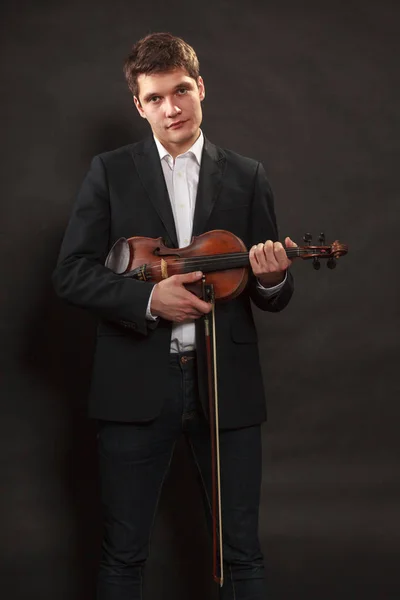 Hombre hombre vestido elegantemente sosteniendo violín — Foto de Stock