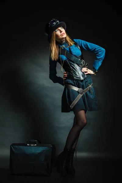 Steampunk meisje met retro tas. — Stockfoto