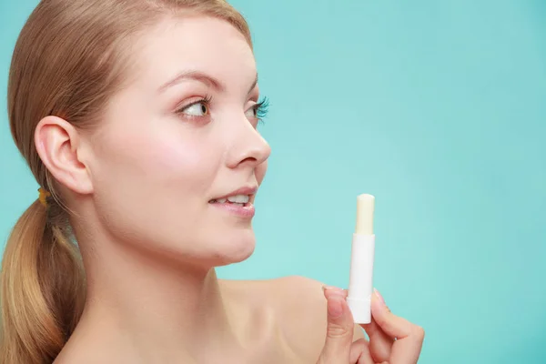Mujer aplicando bálsamo para los labios —  Fotos de Stock