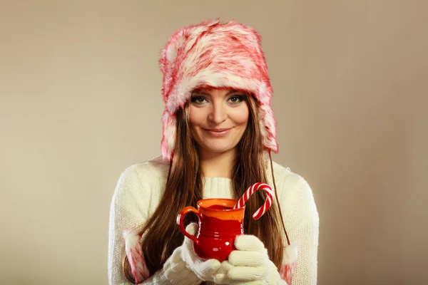 Noel kızı kupa ve baston. — Stok fotoğraf