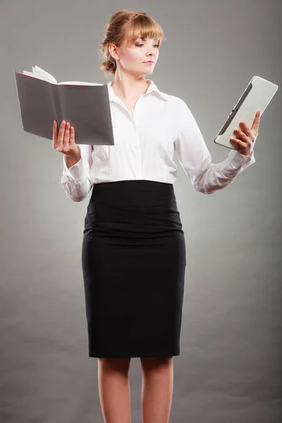 Mujer aprendiendo con ebook y libro. Educación . —  Fotos de Stock