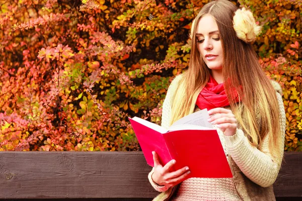 Donna rilassante nel parco autunnale libro di lettura — Foto Stock