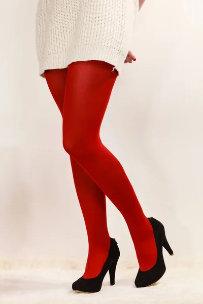 De benen van de vrouw in rode levendige kleur panty zwarte hoge hakken schoenen — Stockfoto