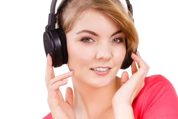 Vrouw in grote koptelefoon luisteren muziek geïsoleerd — Stockfoto