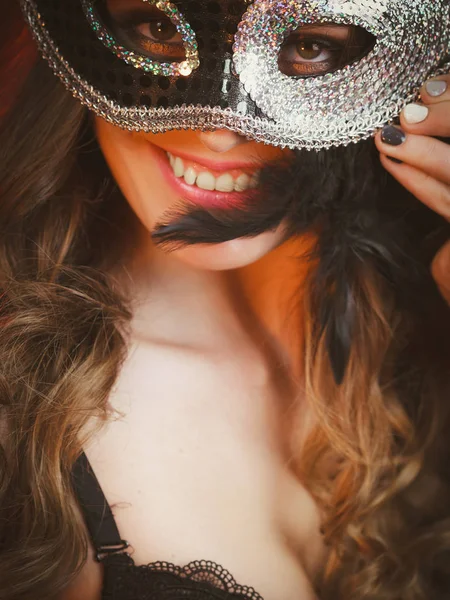 Gros plan visage de femme avec masque de carnaval sur sombre — Photo