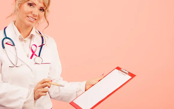 Mujer médico diagnosticar paciente — Foto de Stock