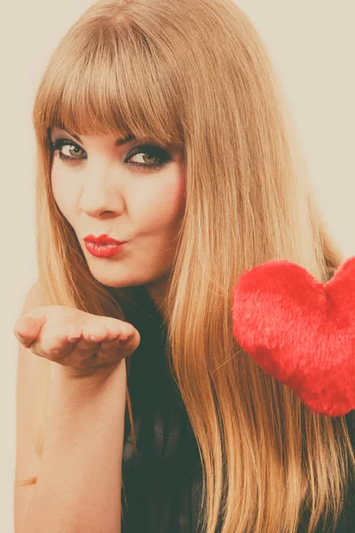 Wspaniała dziewczyna kobieta trzymając miłość czerwony serce symbol — Zdjęcie stockowe