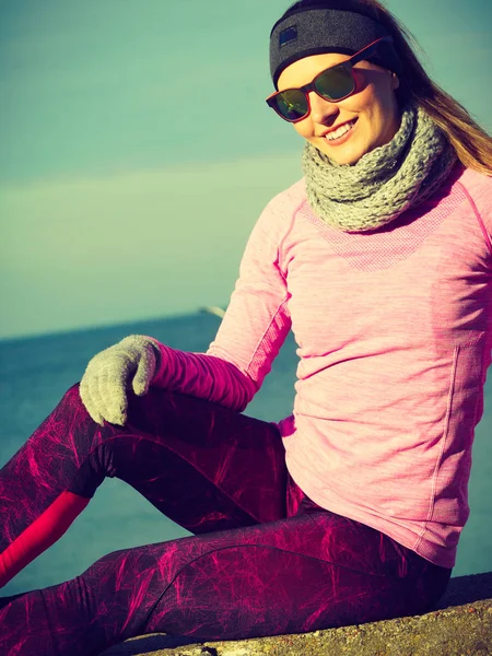Woman resting after doing sports outdoors on cold day — Stock Photo, Image