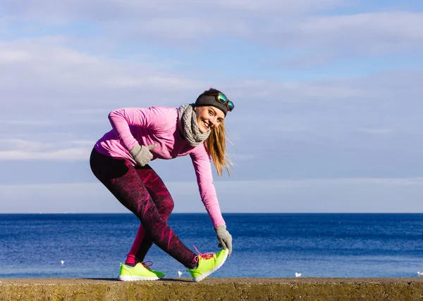 Nő fitness sport lány képzés kültéri hideg időjárás — Stock Fotó