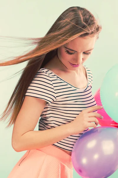 Vrouw zomer vrolijk meisje met kleurrijke ballonnen — Stockfoto