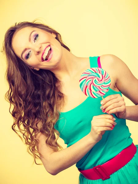 Mujer encantadora chica con caramelos de piruleta — Foto de Stock