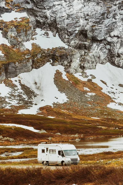 Camper auto in Noorse bergen — Stockfoto