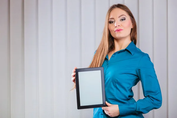 Junge Büroangestellte hält Tablet-PC in der Hand. — Stockfoto