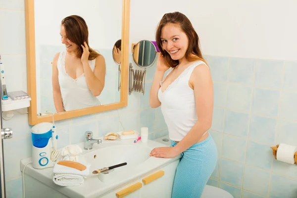 Femme sans maquillage dans la salle de bain . — Photo