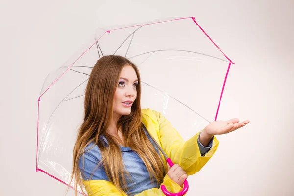 Frau im regendichten Mantel mit Regenschirm. Prognose — Stockfoto