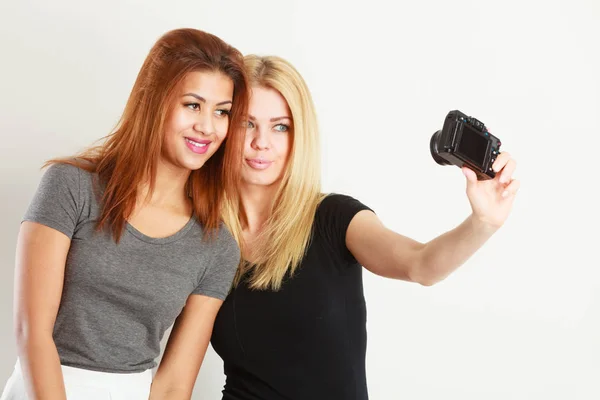 Дві моделі дівчат фотографують себе з камерою — стокове фото