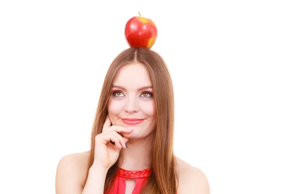 Hermosa mujer sostiene fruta de manzana en la cabeza —  Fotos de Stock