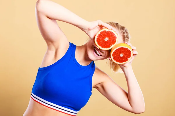 Mulher segurando toranja citrinos nas mãos — Fotografia de Stock