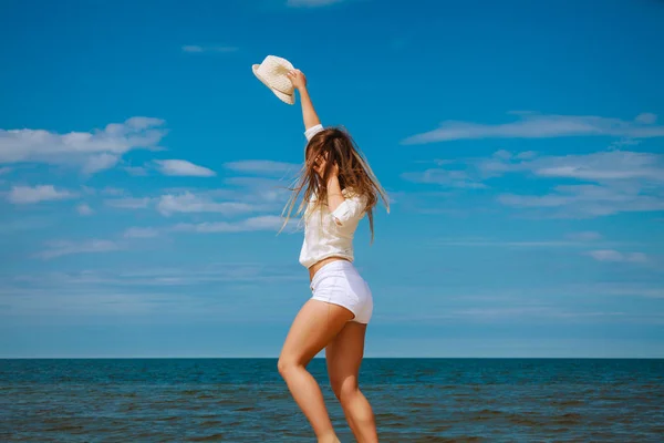 Szczęśliwa kobieta na plaży latem. — Zdjęcie stockowe