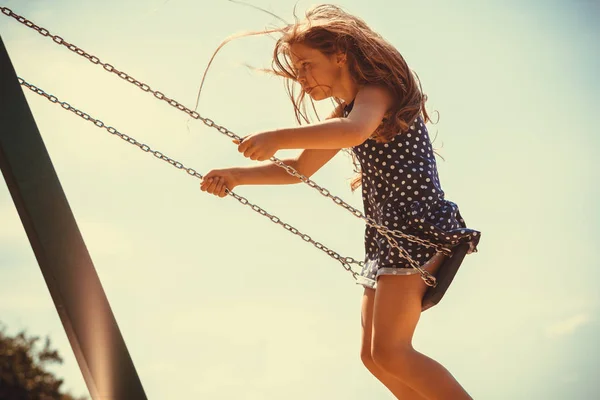 Menina balançando no swing-set . — Fotografia de Stock