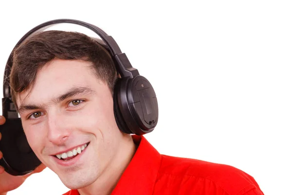 Hombre en auriculares grandes escuchando música — Foto de Stock