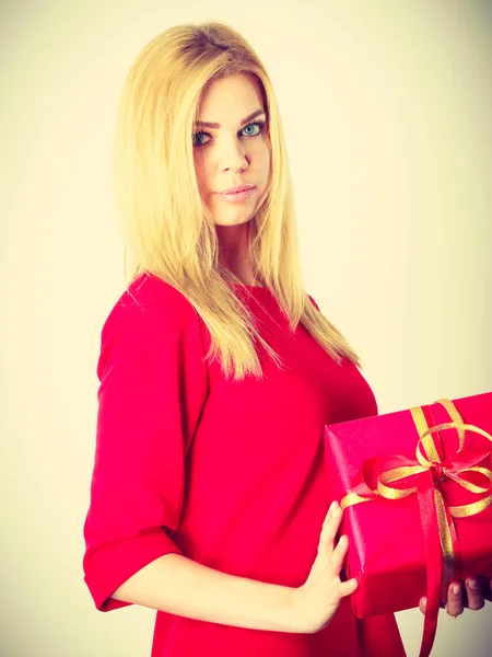 Mooie vrouw met grote rode cadeau. — Stockfoto