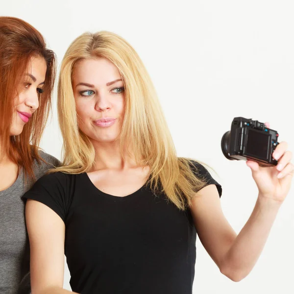 Dois modelos meninas tirando auto foto com câmera — Fotografia de Stock