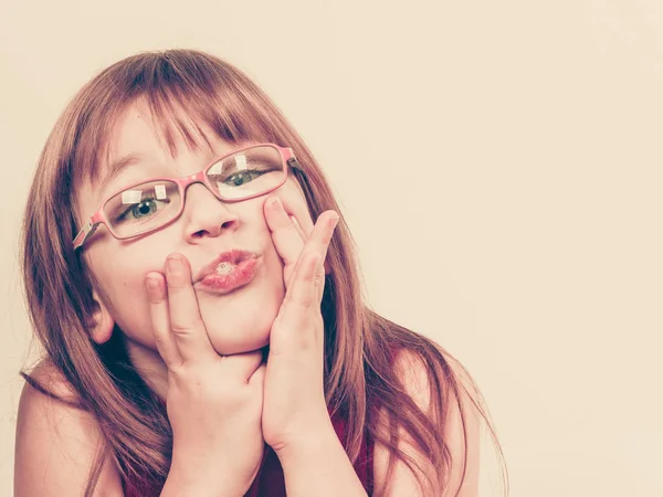 Lustiges kleines Mädchen mit Brille — Stockfoto