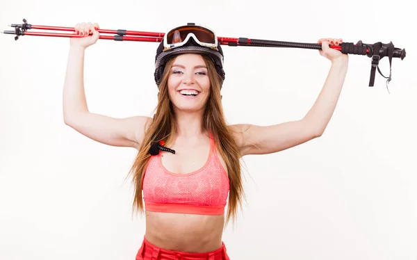 Žena v lyžařském obleku a helmě drží tyče — Stock fotografie
