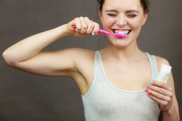 Donna spazzolatura pulizia dei denti — Foto Stock