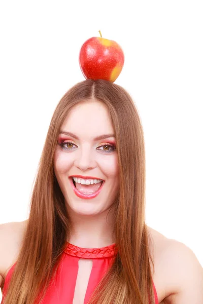 Mulher bonita segura fruta de maçã na cabeça — Fotografia de Stock