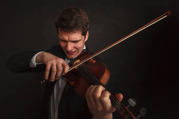 Ο άνθρωπος που παίζει βιολί δείχνει συναισθήματα και εκφράσεις — Φωτογραφία Αρχείου