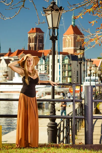 Femme portant un grand chapeau de soleil et une robe élégante — Photo