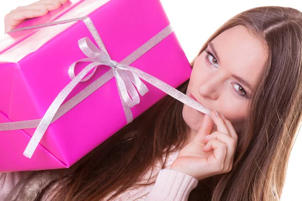 Mujer bonita con regalo de caja rosa. Vacaciones de Navidad — Foto de Stock