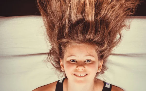 거꾸로 소파에 긴 머리를 가진 어린 여자 아이 — 스톡 사진