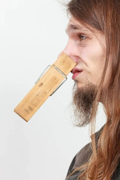 Человек с прищепкой на носу — стоковое фото