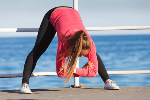 Vrouw sport doen oefeningen buitenshuis aan kust — Stockfoto