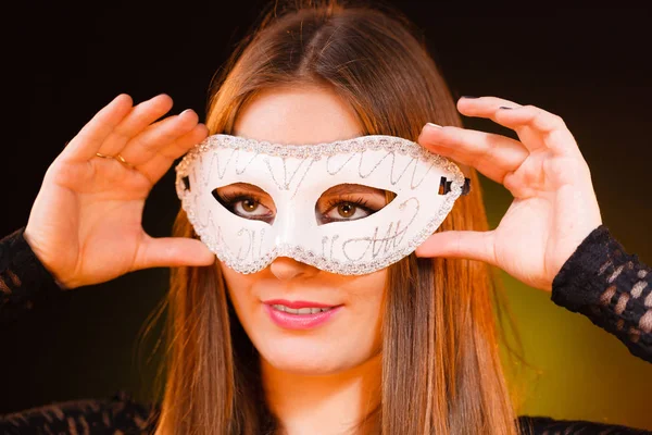 Sinnliche Frau mit Karnevalsmaske. — Stockfoto