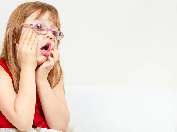 Engraçado menina em óculos — Fotografia de Stock