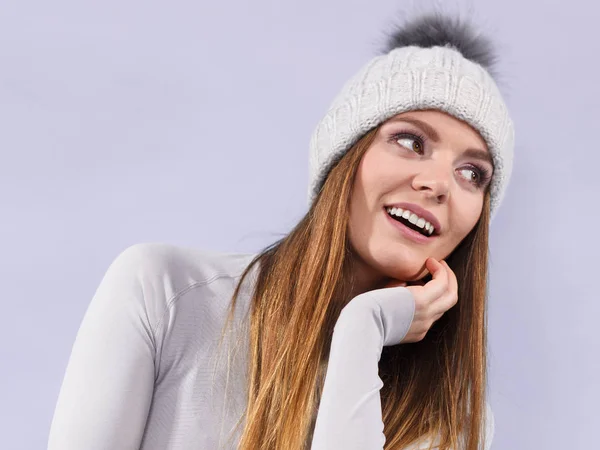 Mujer en ropa interior térmica gorra de lana —  Fotos de Stock