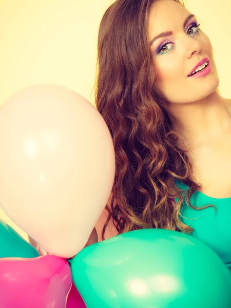 女人拿着五颜六色的气球 — 图库照片