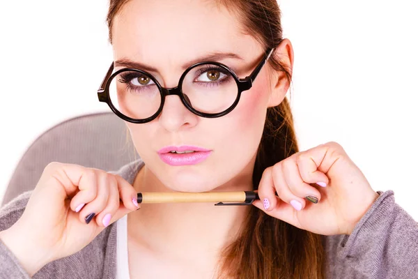 Vrouw denken houdt pen — Stockfoto