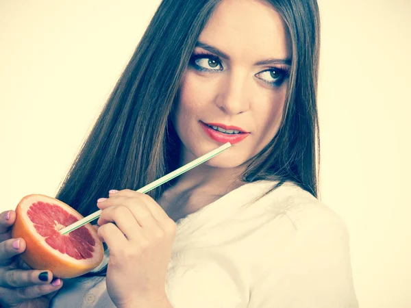Žena má pití šťávy z plodů grapefruitu — Stock fotografie